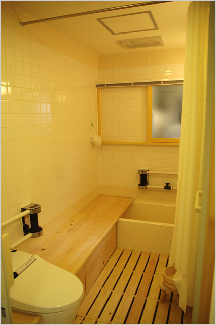 浴室のスノコで高さ調整とベンチ式トイレ