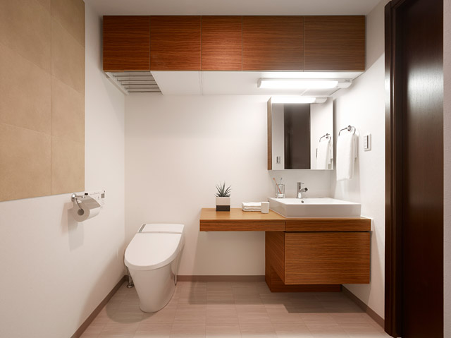洗面室とトイレを一緒にすることで、空間を無駄なく活用。左手の壁には、アクセント兼消臭効果の期待できるエコカラットを採用。