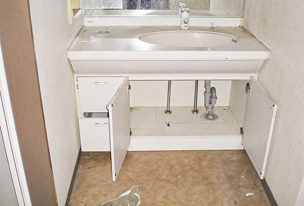 洗面室before：洗面台はお施主さまのライフスタイル・好みに合わせてオリジナルのご提案をすることに。