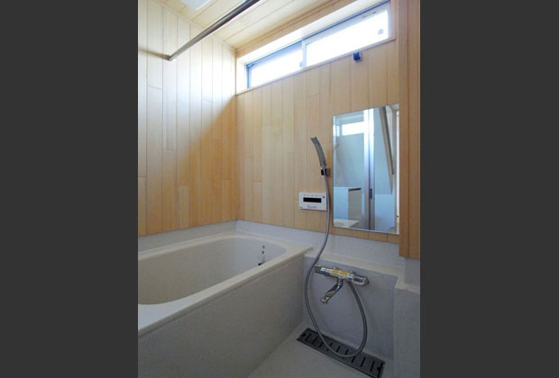檜の香りが漂う板貼り壁の浴室