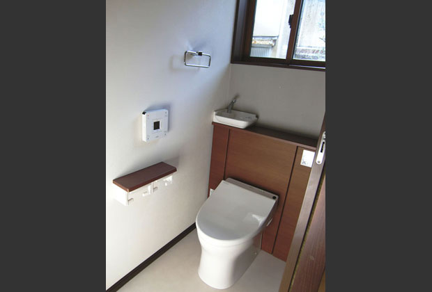 AFTER：2Fトイレ　収納一体型トイレですっきりとした空間に