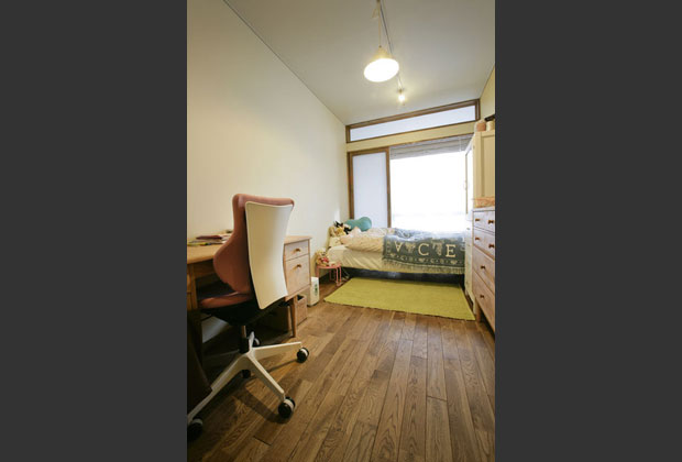 子供室と夫婦寝室はサンルームでつながり、ポリカーボネイト引戸で明るさや温度、プライバシーも調整。