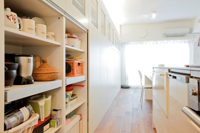 キッチンの背面は既製の壁面収納家具を使い、収納量の確保と使い方によって対応できるように柔軟性を持たせています。