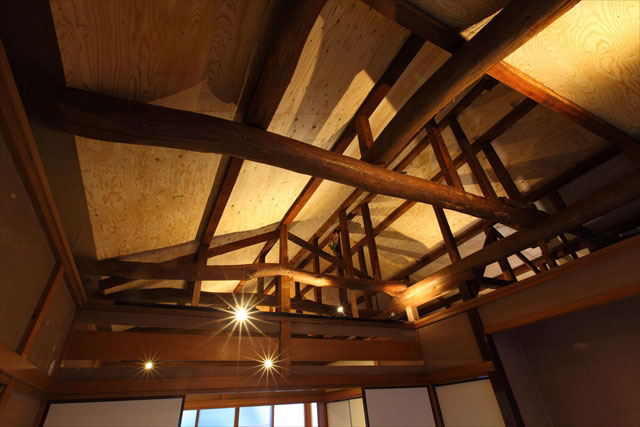 2階の天井は、屋根の吹き替え時に断熱材を新たに施したため、現しが可能に。開放感抜群です。