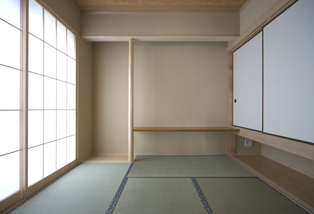 落ち着いた雰囲気の和室には、自然素材の月桃紙を襖や障子に使用しています