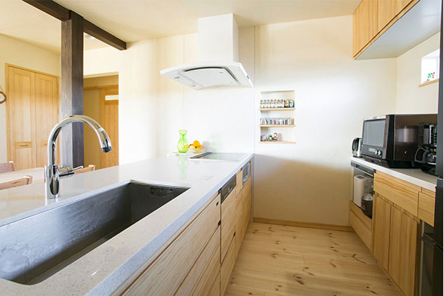 空間の繋がりを意識し、室内インテリアと調和するキッチン