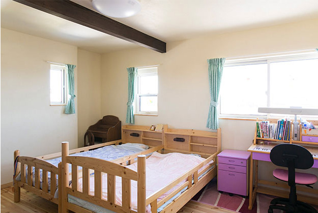 子供部屋も自然素材で仕上げ、樹脂サッシで断熱性アップ。