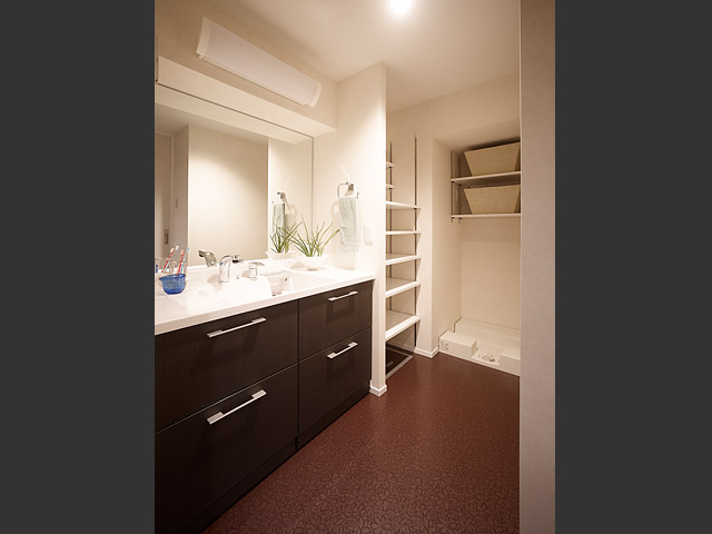 高さ調整できる棚など収納もしっかり完備した洗面所。