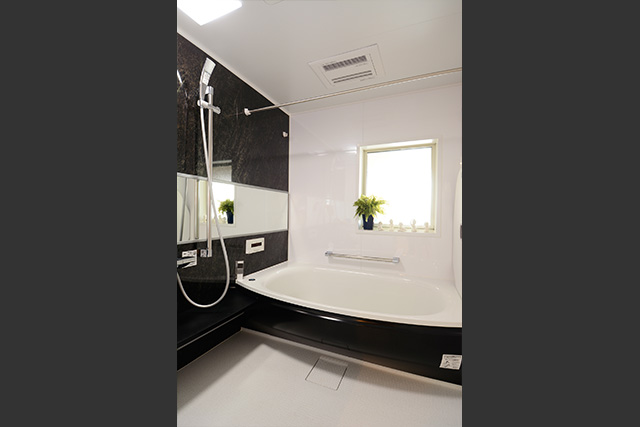 ホワイト＆ダークブランのシンプルカラ―。横長のミラーは浴室内を広く見せる事もできます。