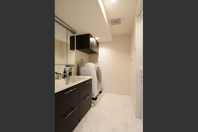 既存のキッチンスペースを移設したところに洗面室を拡張。キャビネット収納付のミラーや周辺収納で、洗面室内の整理整頓を助けます。