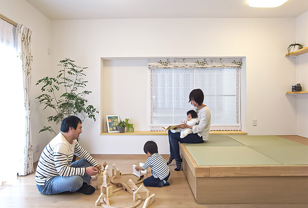 リビングafter：2畳の小上がり畳スペースで家族団らん。収納たっぷりで子供の遊び場にもぴったり。