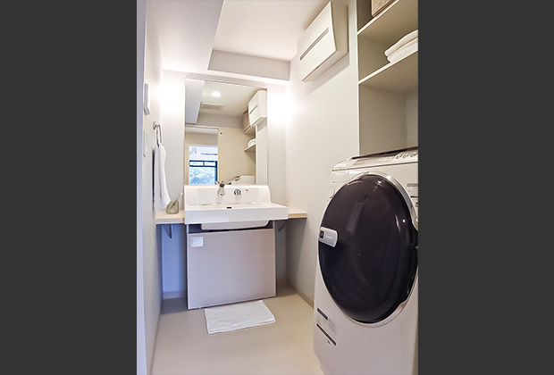 洗面室after：コンパクトですっきりとしたオリジナル造作洗面台に。洗濯機上には造作棚を作り、使い勝手も抜群。