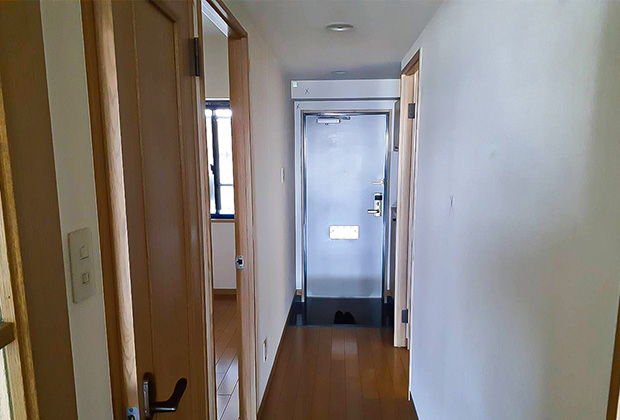 廊下before：廊下からリビングに入る所にドアがあり玄関からの冷気でどうしても廊下が寒くなりがちです。