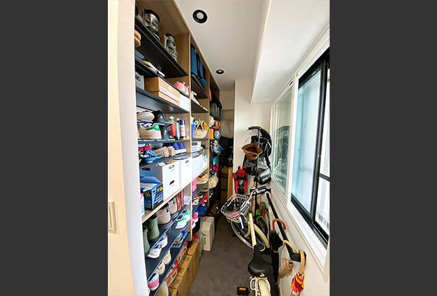 玄関横の約1.5畳の土間収納スペース。靴だけでなく傘やアウトドア用品などもたっぷり収納できます。
