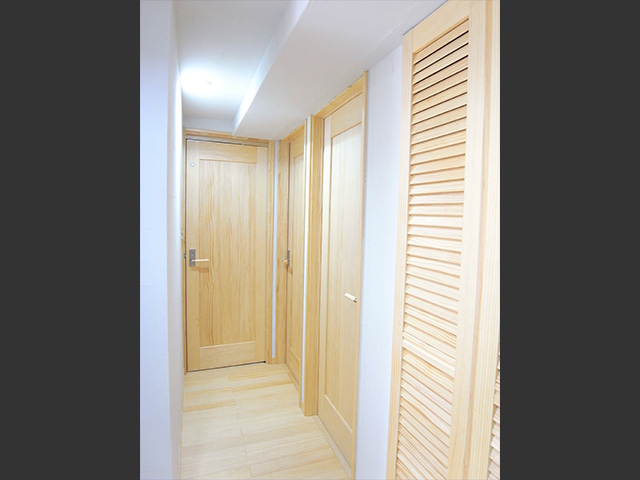 各お部屋につながる廊下は、白い壁と木目が美しいパイン材の扉で明るく家族を迎えてくれます。