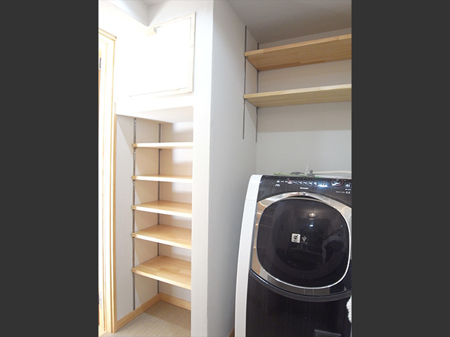 洗濯機の上部と横に、たくさん収納できる可動棚を設置。デッドスペースを余すことなく利用できます。
