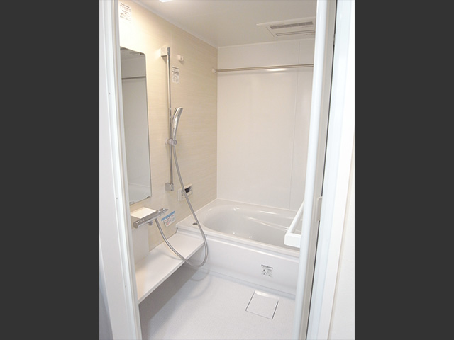 白色で統一された清潔感あふれる浴室。以前のユニットバスよりゆったり大きくしました。