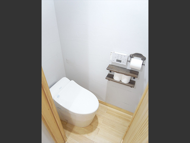 殺風景になりがちなトイレは、アイアン調のペーパーホルダーで可愛く演出。トイレの中も木のぬくもりを感じます。