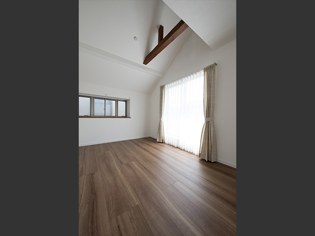 洋室after：既存の天井をなくし、梁が見えるおしゃれな勾配天井に。同じ部屋でも、明るさや開放感が段違いですね。