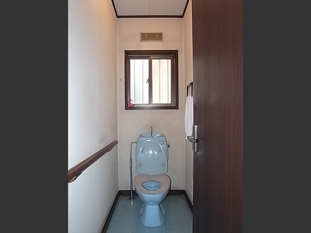 トイレbefore：約28年使ったトイレ。タイルの床と青い色の便器でどことなく暗く寒そうな印象でした。