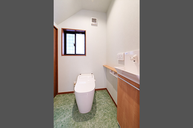 トイレはいままでより大きい0.75坪サイズに改修。階段下を利用した収納はおそうじ道具なども入れられてとても使いやすくなりました。