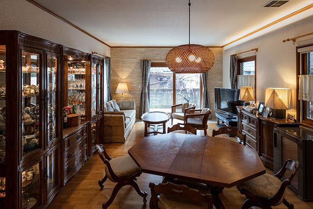 柔らかい明かりや石貼りの壁と、長年大切に使われてきた家具が見事に調和