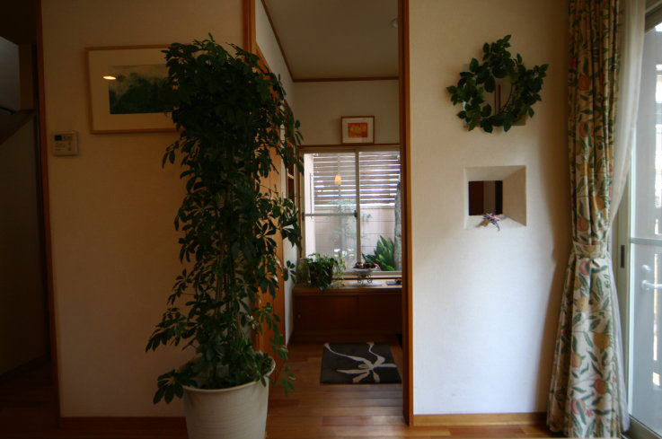 玄関ホール：珪藻土の飾り開口で明るい印象の玄関に