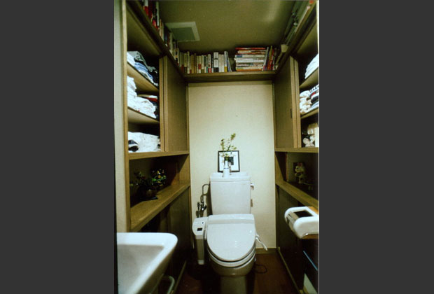 トイレ：本棚やリネン棚を作り付けにして、たくさんの収納スペースを兼ねたトイレになっています。