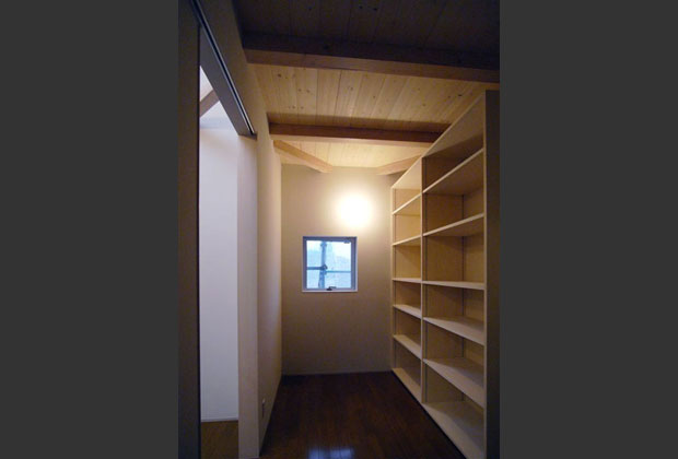 寝室と廊下に付随する多目的収納スペース
