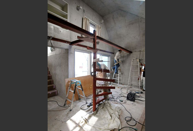 広くなった一室に設けられる鉄骨フレームとガラス床によるロフトの施工状況