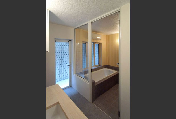 地階の浴室は檜の板貼り浴室にリノベーション　サッシは既存を再利用