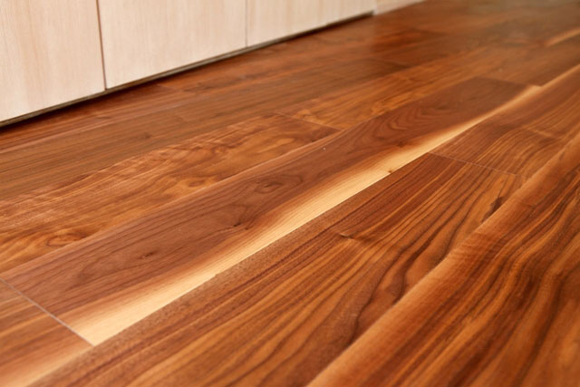 色合いにもこだわった床フローリングは、ナチュラルなイメージを演出。木目の模様が特徴的な床材を使用しています。