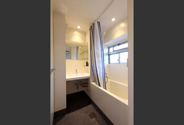 浴室は浴槽にシャワーを設置し、カーテンを使用するスタイル。