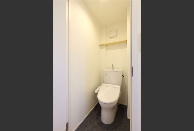 独立した空間を確保しながら、以前よりも広く快適になったトイレ空間。
