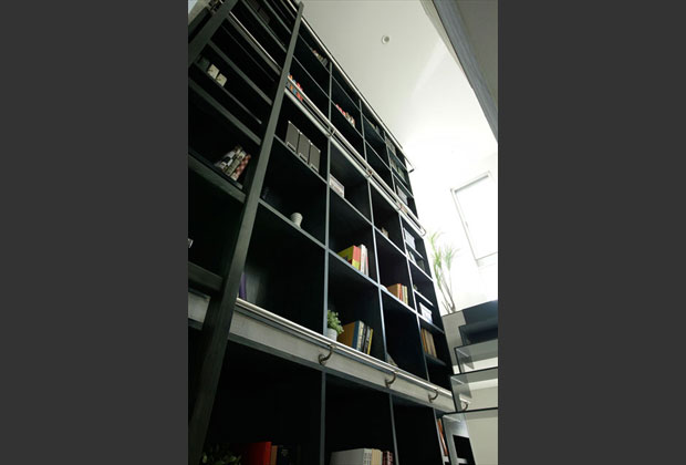 1.2階の吹き抜けを貫く大きな書棚。オープン収納としても様々に利用できます。