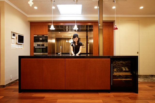 アイランド型のキッチンはLDKの中の家具的な雰囲気を持ちつつ、しっかりとした存在感を保っています。