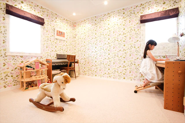 輸入壁紙に囲まれた愛らしい子供部屋は、華やかでありつつ柔らかい雰囲気の部屋となっています。