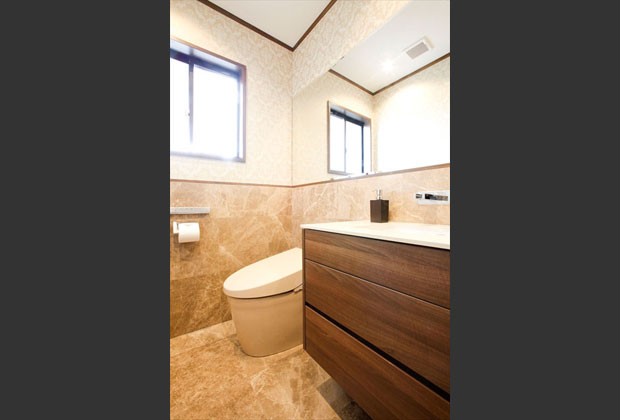 サニタリーは少し明るめの石を床と壁に使用し、洗面カウンターは家具調のデザインで気持ちの良い場所に。