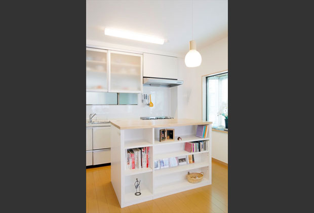 既存の壁付けキッチンに、収納を兼ねた作業台を造作、対面キッチンのような使いやすさを叶えています。