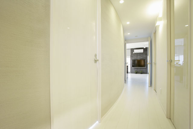 廊下　緩やかにカーブした意匠壁が、広さとゆとりを演出、リビングヘやさしく導きます。