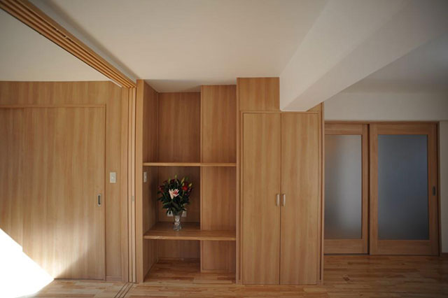家具の木パネルを壁に貼ることで部屋の一体感を強調